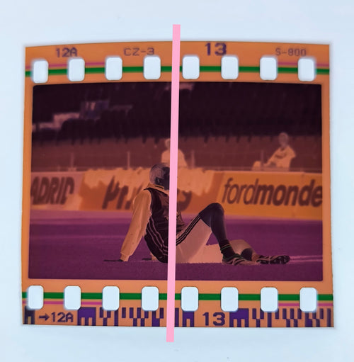 Negativo fotográfico original Zinedine Zidane sentado en el césped Francia Valencia 2001 35mm film Rare