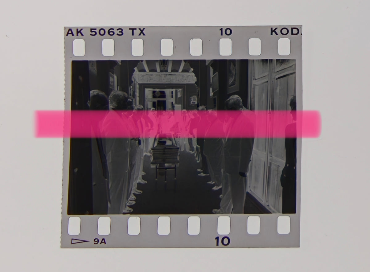 Negativo fotográfico original féretro del escritor y ensayista Joan Fuster expuesto antes del cortejo fúnebre Sueca Valencia 1992 35mm film Rare