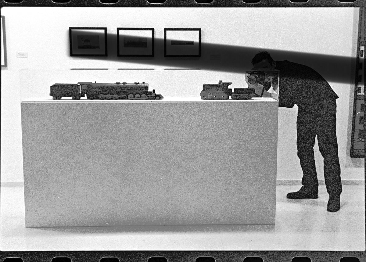 Negativo fotográfico original juguetes ferroviarios de madera de Joaquín Torres-García exposición Aladdin Toys IVAM Valencia 1997 35mm film Rare