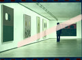 Negativo fotográfico original pintor Adolph Gottlieb visitante entre grandes pinturas retrospectiva IVAM Valencia 2001 35mm film Rare