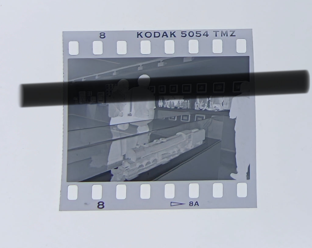 Negativo fotográfico original gran locomotora de madera de Joaquín Torres-García en exposición IVAM Valencia 1997 35mm film Rare