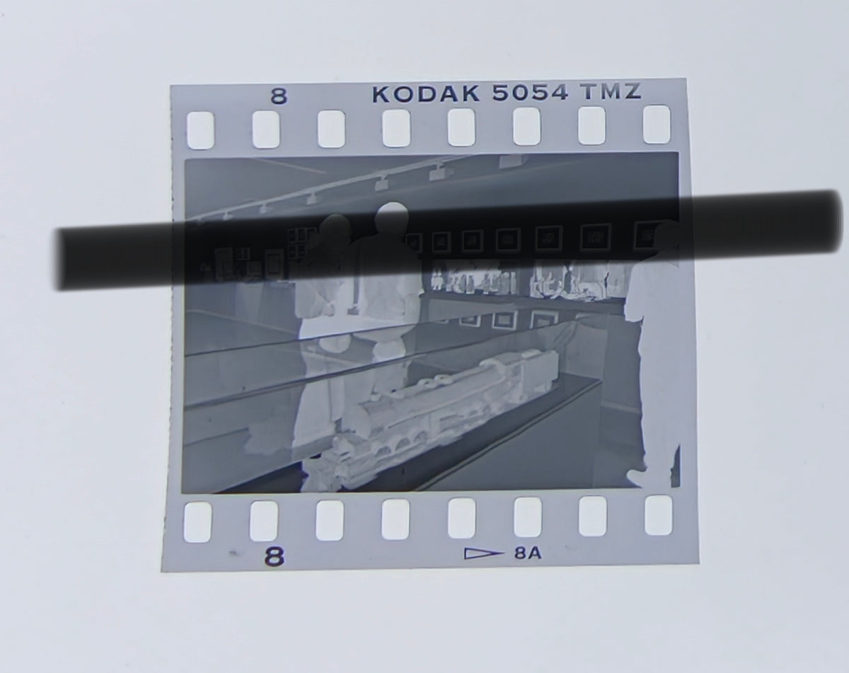 Negativo fotográfico original gran locomotora de madera de Joaquín Torres-García en exposición IVAM Valencia 1997 35mm film Rare