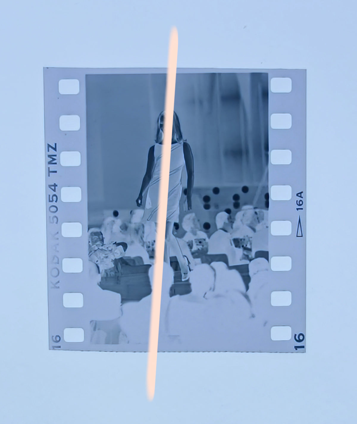 Negativo fotográfico original Sofía Mazagatos sonriente ante las cámaras Premios Nova Valencia 1997 35mm film Rare