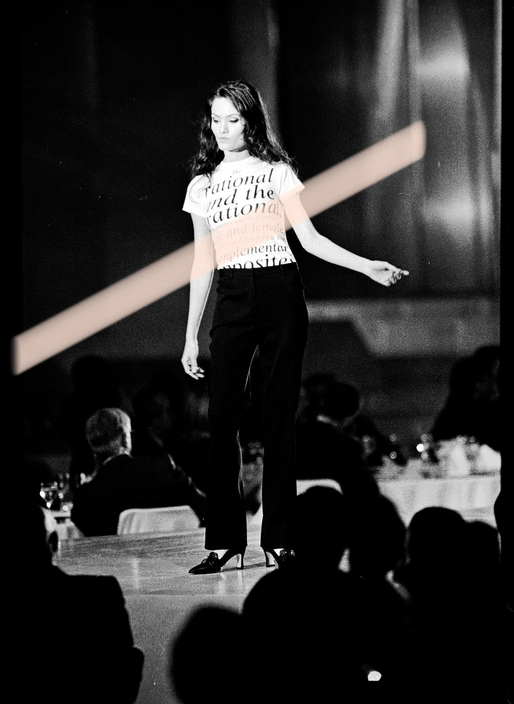 Negativo fotográfico original modelo con camiseta tipográfica sobre la pasarela Premios Nova Valencia 1997 35mm film Rare