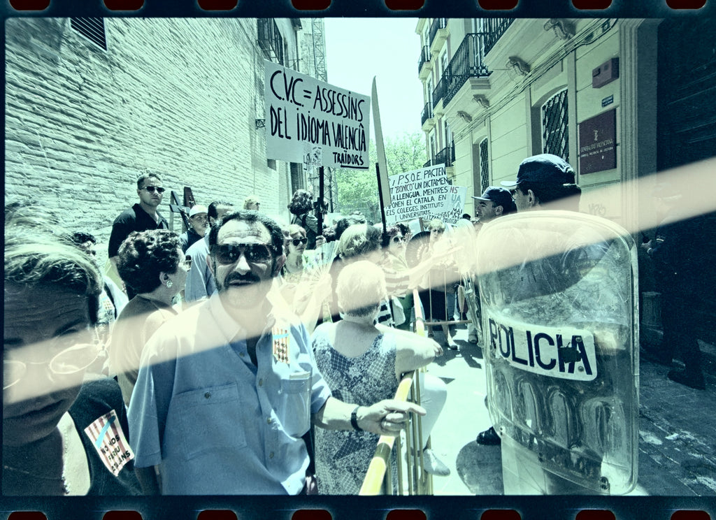 Negativo fotográfico original protesta ante el CVC tras escudos policiales Valencia 1998 35mm film Rare