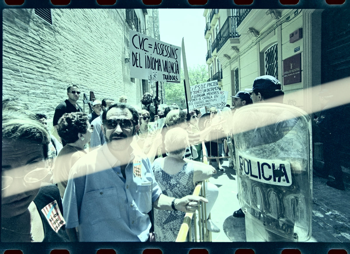 Negativo fotográfico original protesta ante el CVC tras escudos policiales Valencia 1998 35mm film Rare