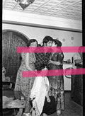 Negativo fotográfico original Urtain boxeador rodeado de admiradoras en un local España 35mm film Rare
