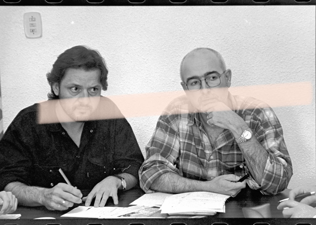 Original-Negativ der Schriftsteller Joan Manuel Tresserras und Enric Marín bei der Arbeit zwischen Unterlagen, Premis Octubre Valencia 1994, 35-mm-Film, selten