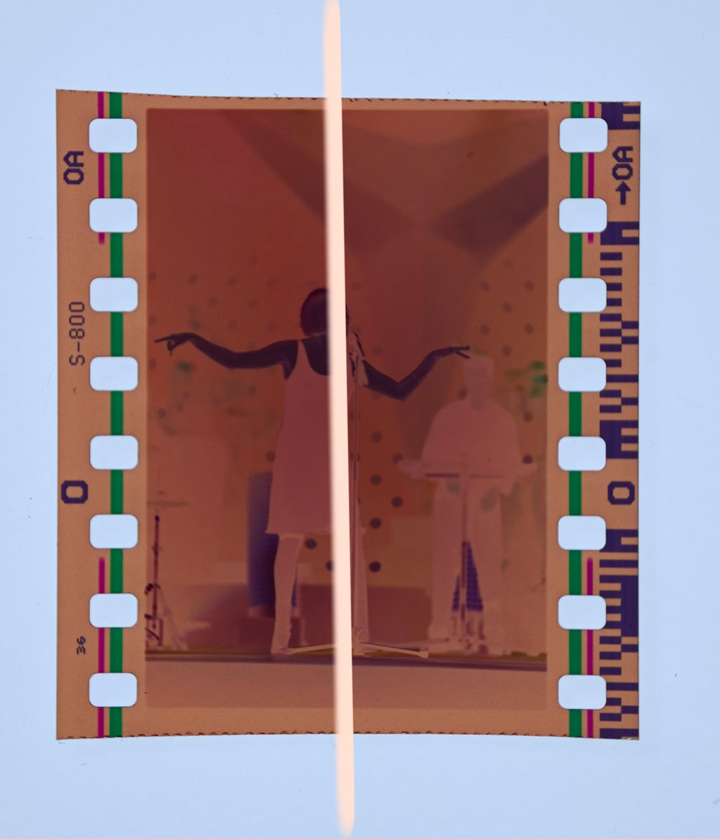 Original-Fotonegativ der kubanischen Sängerin Albita Rodríguez mit ausgebreiteten Armen, Premios Nova Valencia 1999, 35-mm-Film, selten