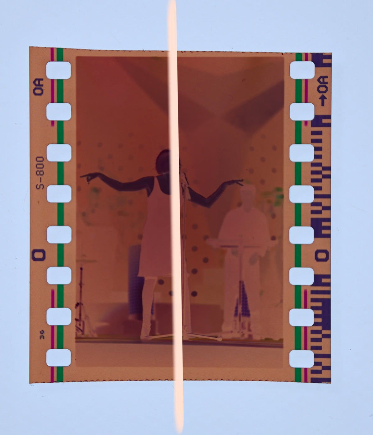 Original-Fotonegativ der kubanischen Sängerin Albita Rodríguez mit ausgebreiteten Armen, Premios Nova Valencia 1999, 35-mm-Film, selten