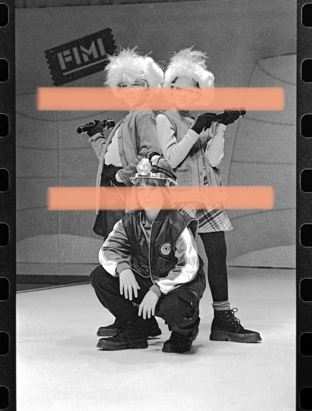 Negativo fotográfico original niños con estilismos futurista y minero en pasarela FIMI Valencia 1996 35mm film Rare