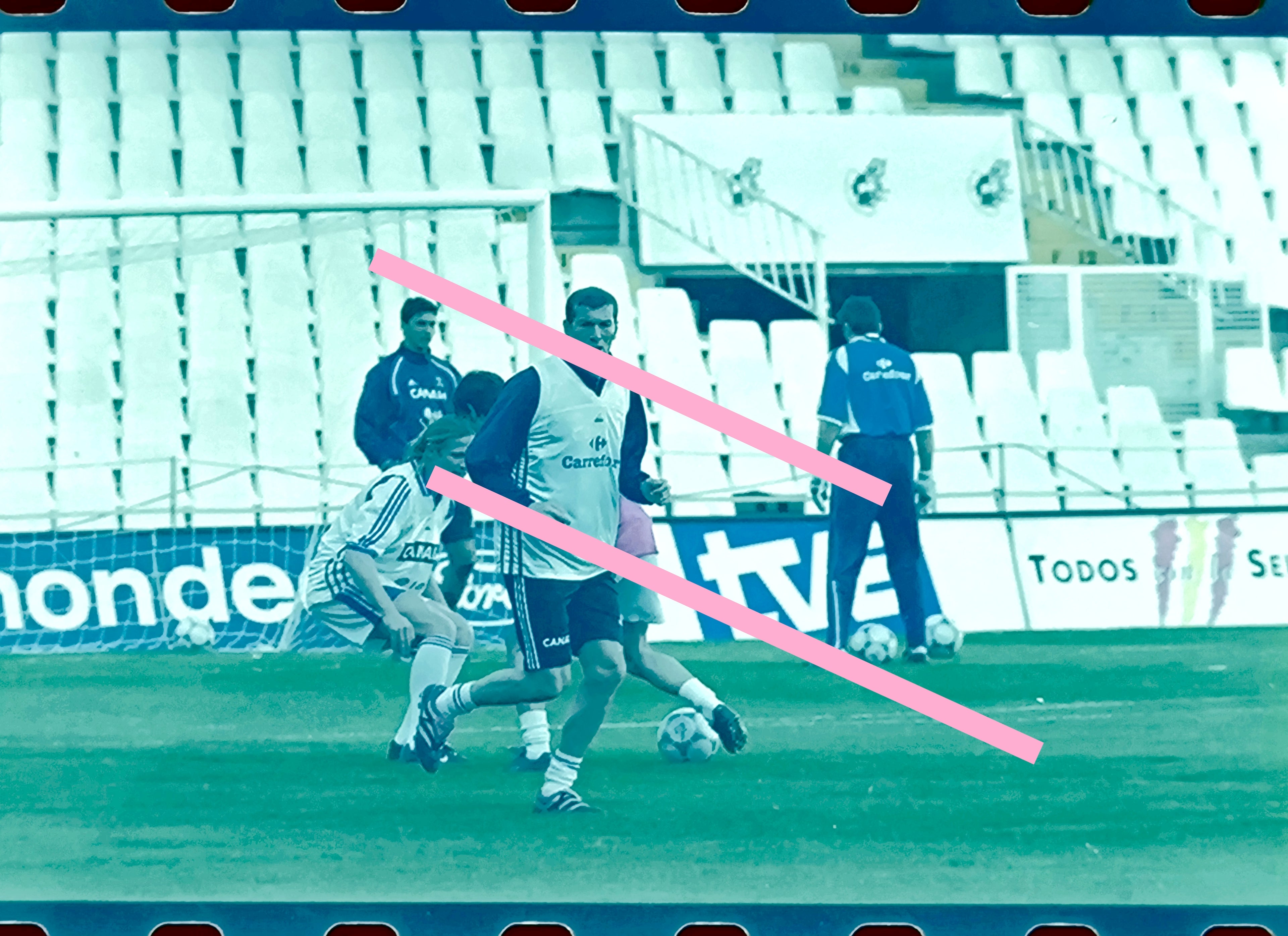 Negativo fotográfico original Zinedine Zidane Futbolista francés concentración con la selección francesa Futbol 35mm film Rare