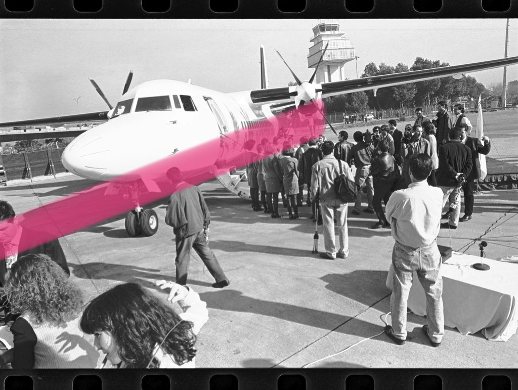 Negativo fotográfico original avión Air Nostrum Fokker 50 «Aladerno» rodeado de prensa en inauguración aeropuerto de Manises Valencia 1994 35mm film Rare