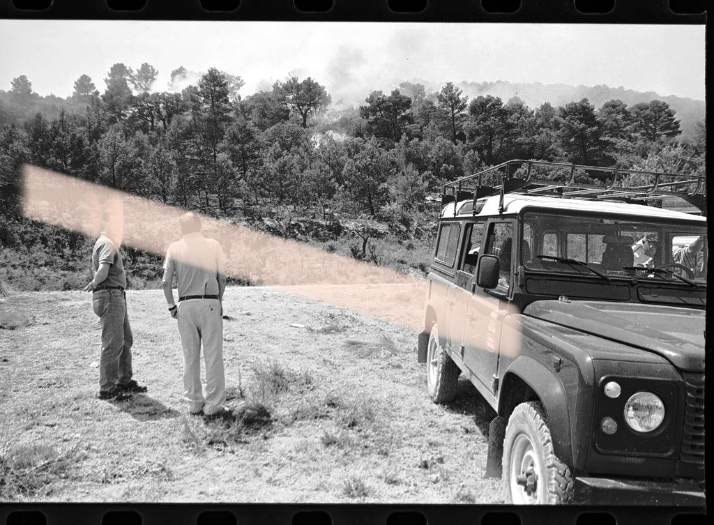 Negativo fotográfico original dos hombres junto a todoterreno ante bosque con humo incendios Los Serranos Valencia 1994 35mm film Rare
