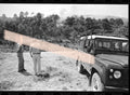 Negativo fotográfico original dos hombres junto a todoterreno ante bosque con humo incendios Los Serranos Valencia 1994 35mm film Rare