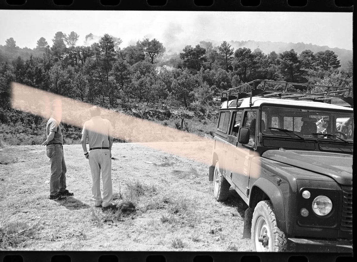 Negativo fotográfico original dos hombres junto a todoterreno ante bosque con humo incendios Los Serranos Valencia 1994 35mm film Rare