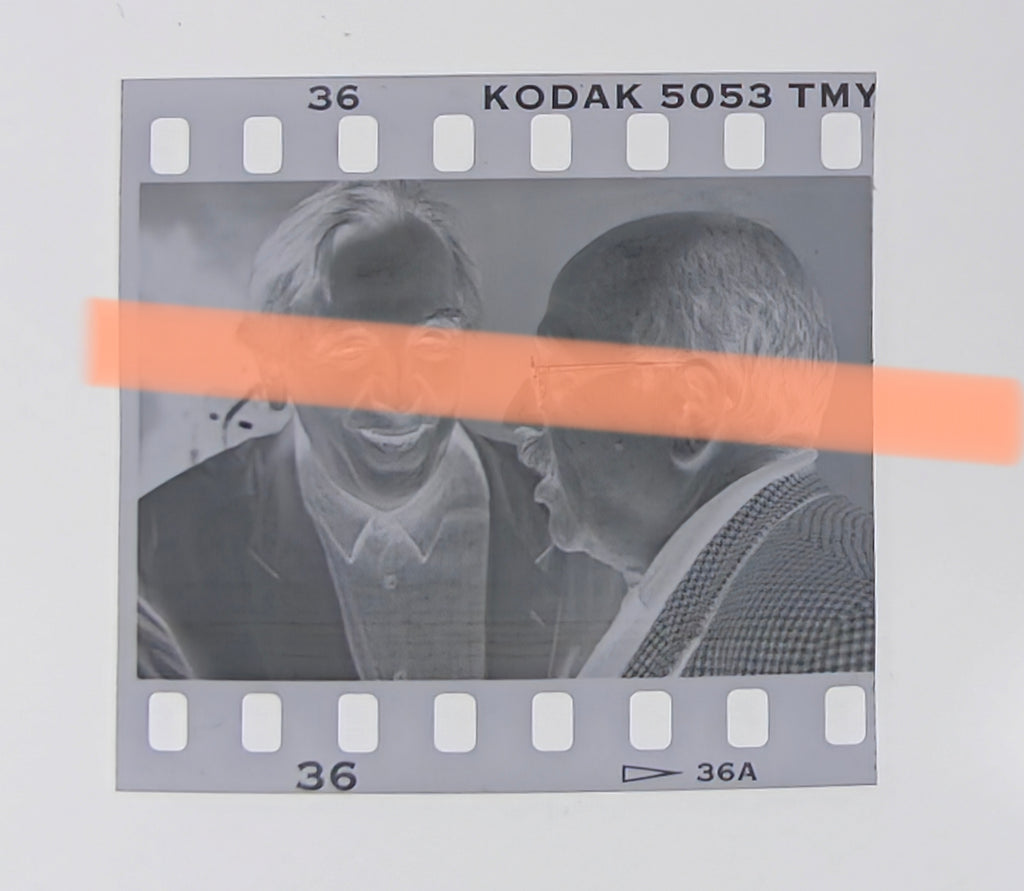 Originales Fotonegativ Manuel Vázquez Montalbán und Andreu Alfaro im Gespräch Valencia 1996 35mm Film Selten