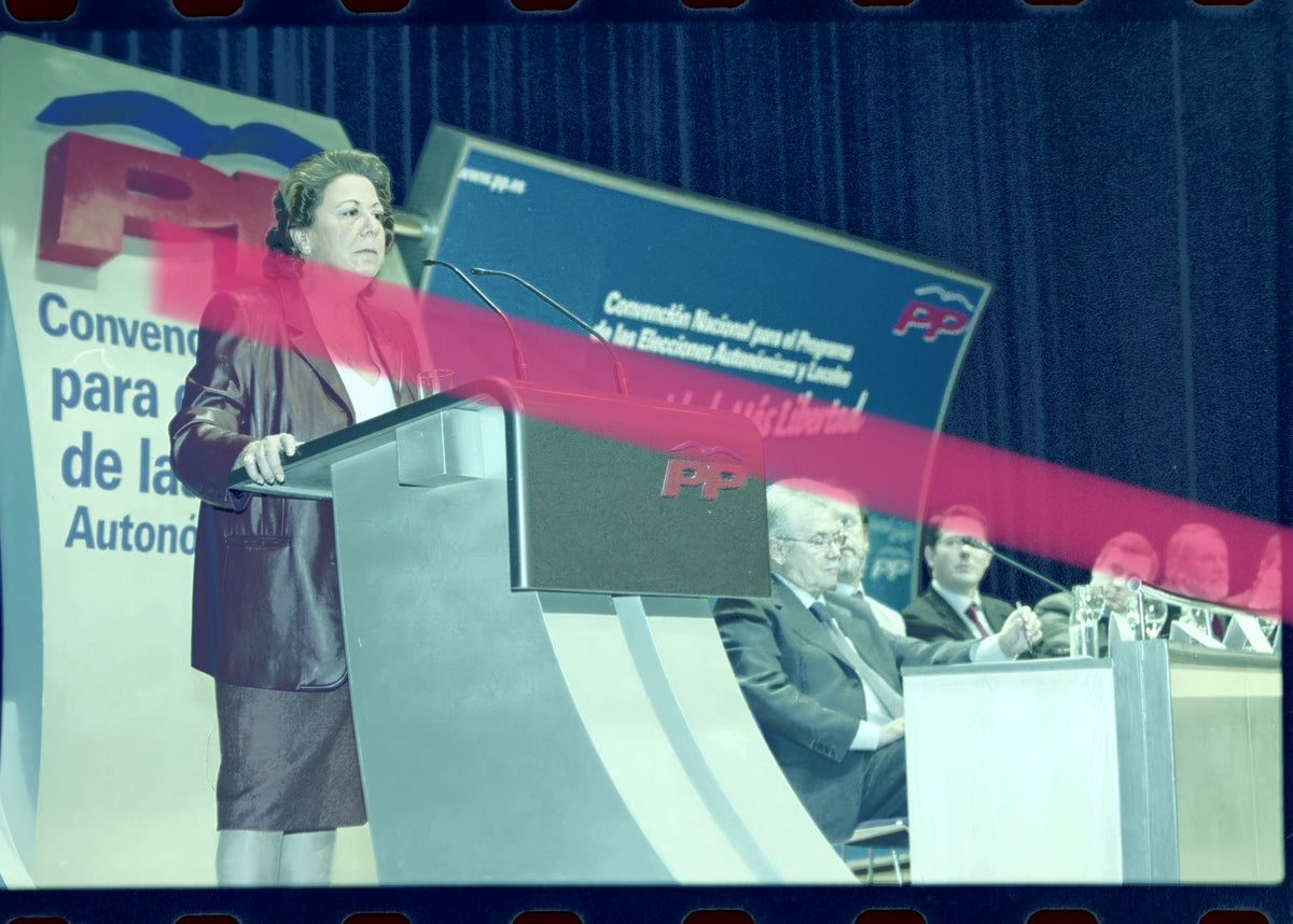 Negativo fotográfico original Rita Barberá interviniendo Convención Nacional PP Valencia 2002 35mm film Rare
