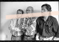 Originales Negativ eines Fotos der Schriftsteller Víctor Batallé, Enric Marín und Joan Manuel Tresserras mit verschränkten Armen, Premis Octubre Valencia 1994, 35-mm-Film, selten