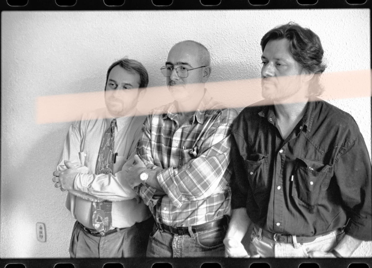 Originales Negativ eines Fotos der Schriftsteller Víctor Batallé, Enric Marín und Joan Manuel Tresserras mit verschränkten Armen, Premis Octubre Valencia 1994, 35-mm-Film, selten