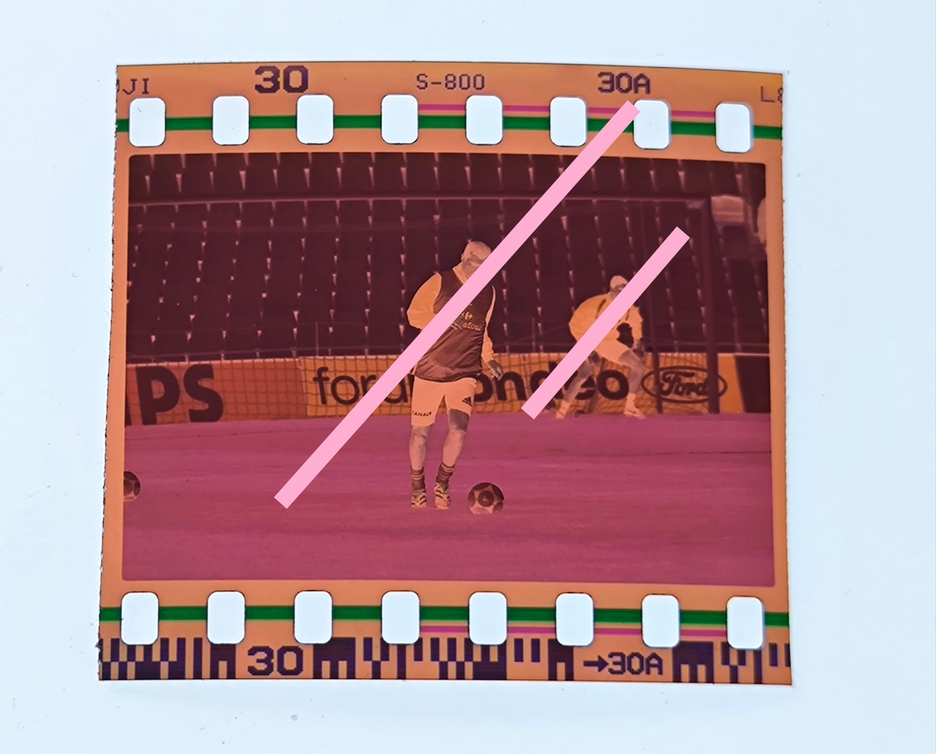Negativo fotográfico original Zinedine Zidane Futbolista francés concentración con la selección francesa Futbol 35mm film Rare