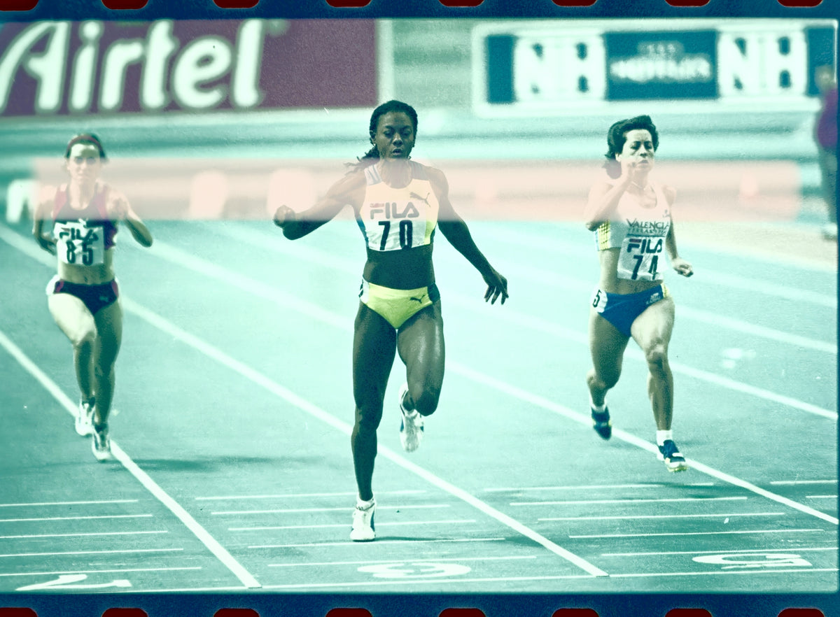 Negativo fotográfico original Merlene Ottey atleta jamaicana plusmarquista mundial dominando los 60 metros Valencia 2000 35mm film Rare