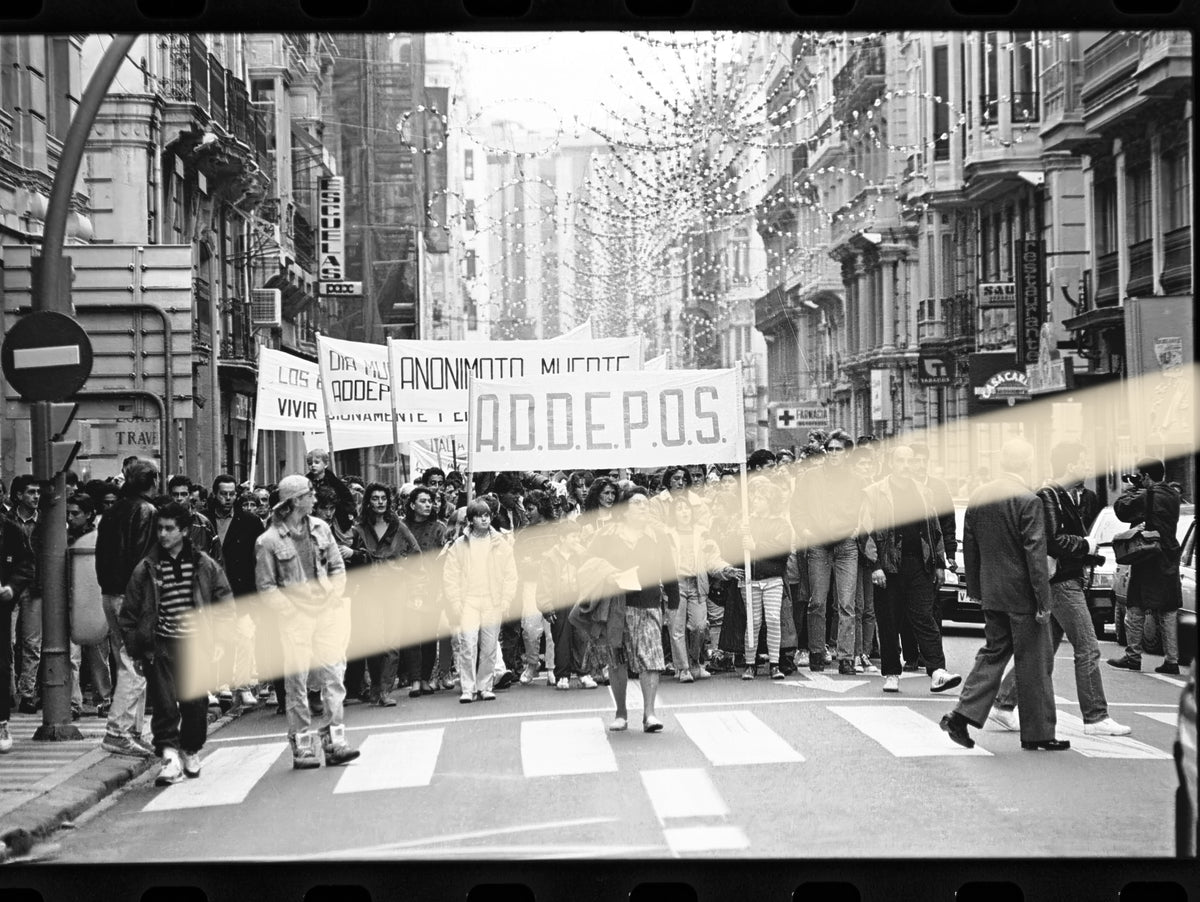 Negativo fotográfico original manifestación ADDEPOS Día Mundial del Sida Valencia 1989 35mm film Rare