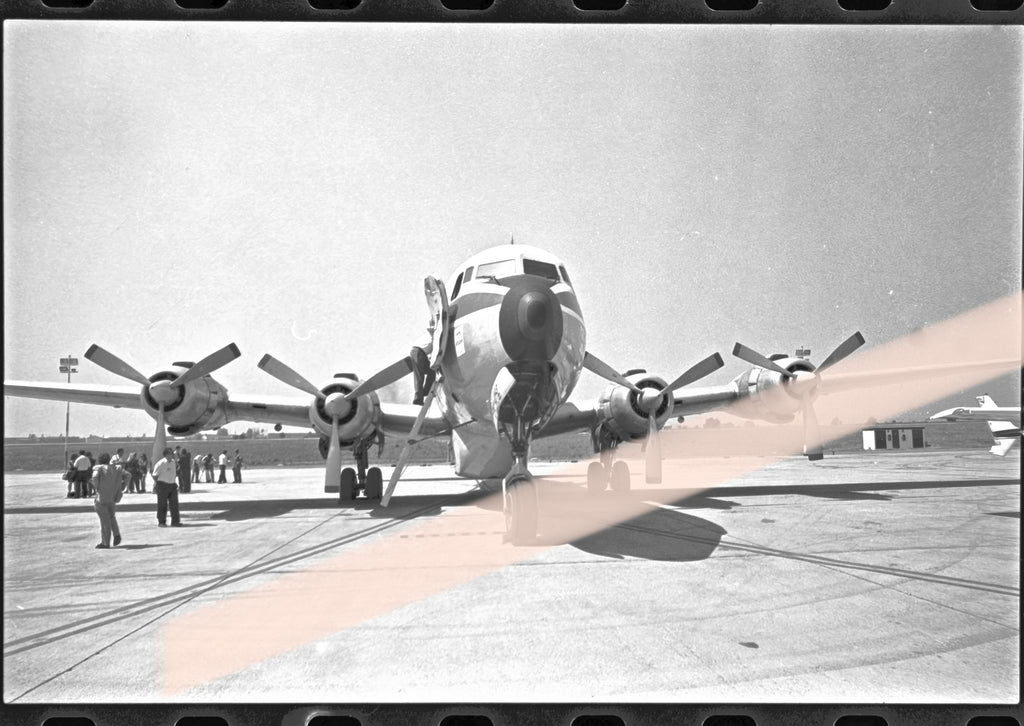 Negativo fotográfico original Conair DC-6B/AT Tanker 43 avión contraincendios vista frontal Valencia 1994 35mm film Rare