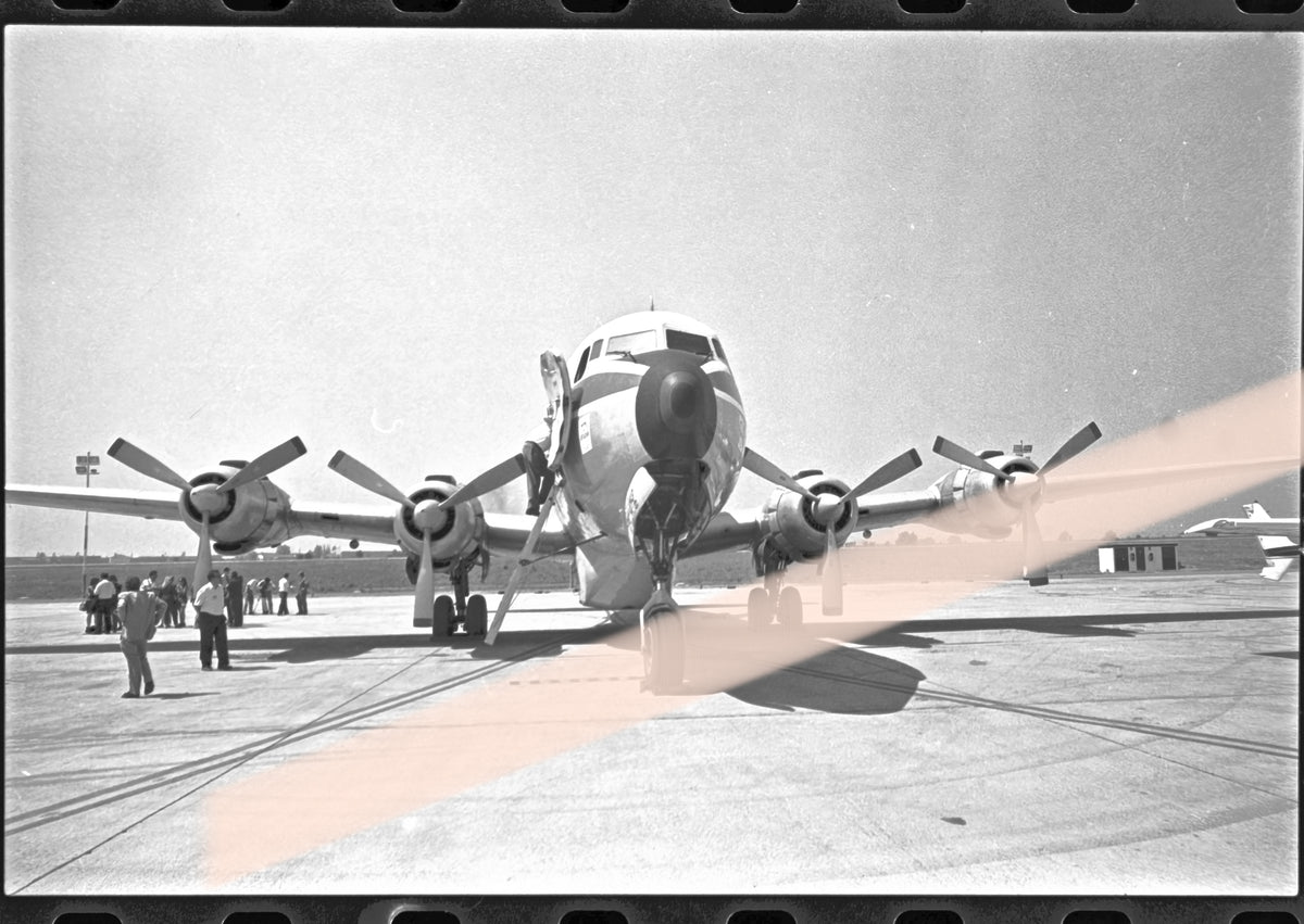 Negativo fotográfico original Conair DC-6B/AT Tanker 43 avión contraincendios vista frontal Valencia 1994 35mm film Rare
