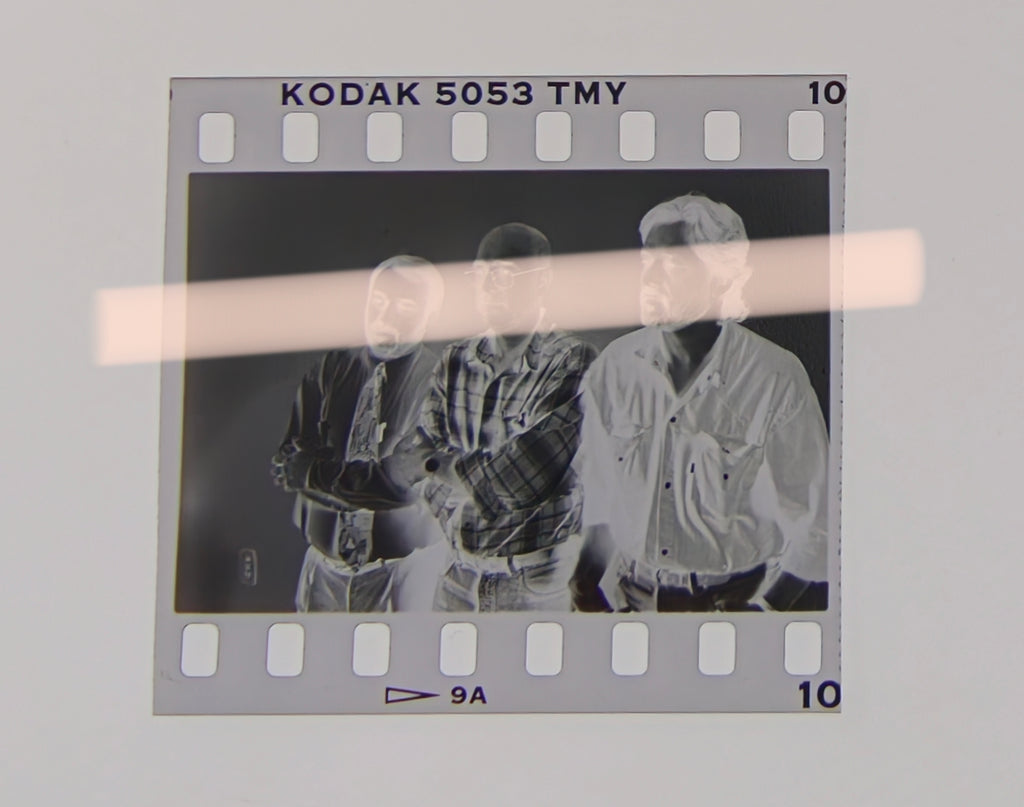 Originales Negativ eines Fotos der Schriftsteller Víctor Batallé, Enric Marín und Joan Manuel Tresserras mit verschränkten Armen, Premis Octubre Valencia 1994, 35-mm-Film, selten