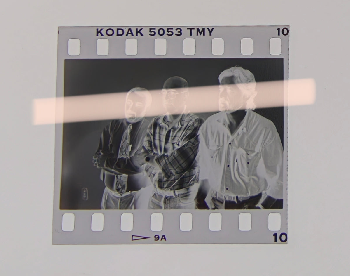 Originales Negativ eines Fotos der Schriftsteller Víctor Batallé, Enric Marín und Joan Manuel Tresserras mit verschränkten Armen, Premis Octubre Valencia 1994, 35-mm-Film, selten