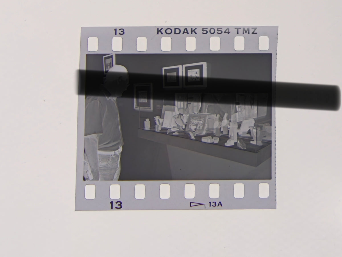 Negativo fotográfico original juguetes de madera con figuras y animales de Joaquín Torres-García exposición IVAM Valencia 1997 35mm film Rare