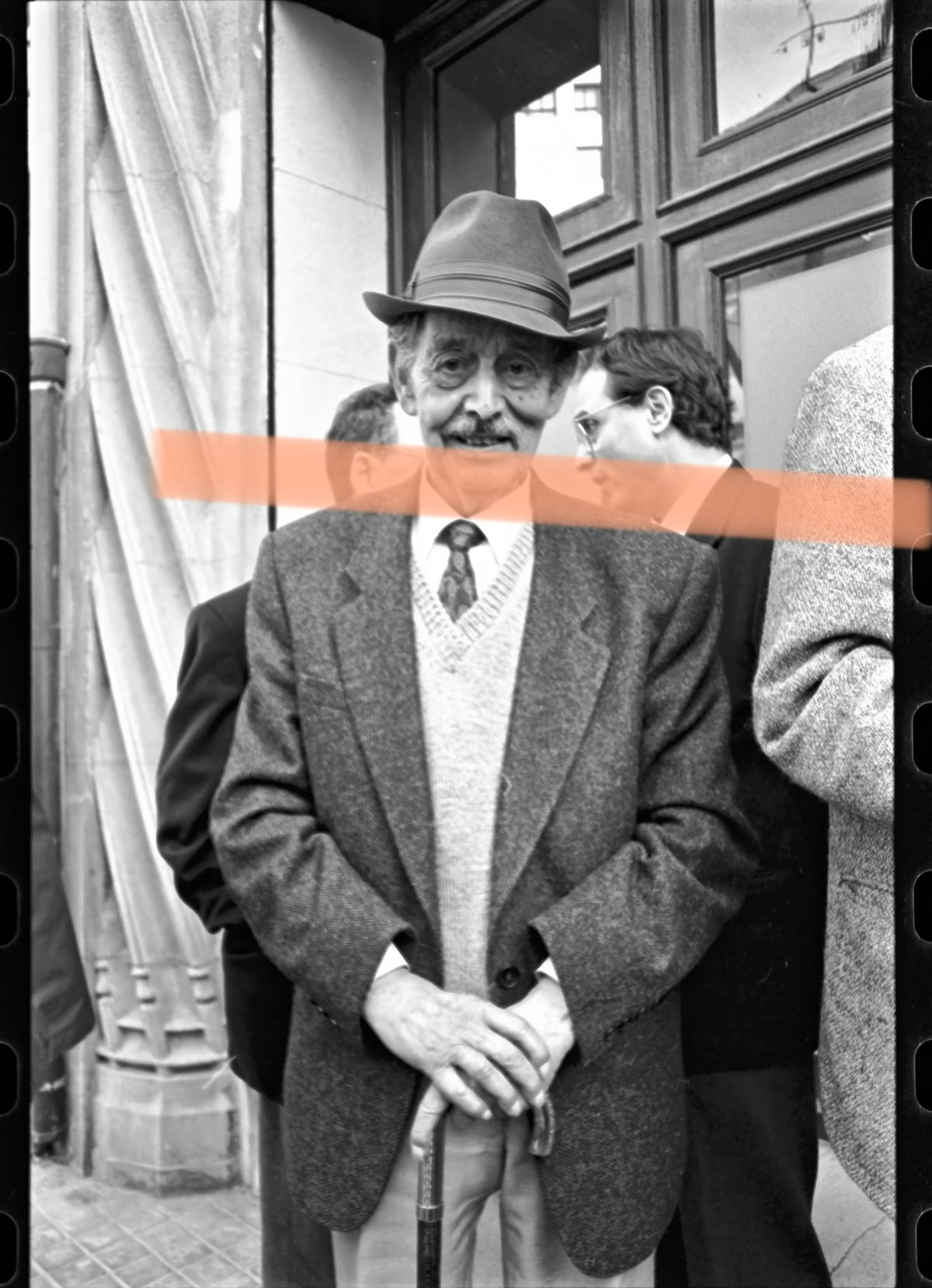 Originales Foto-Negativ Enric Valor Schriftsteller mit Hut und Stock Valencia 1995 35mm Film Selten