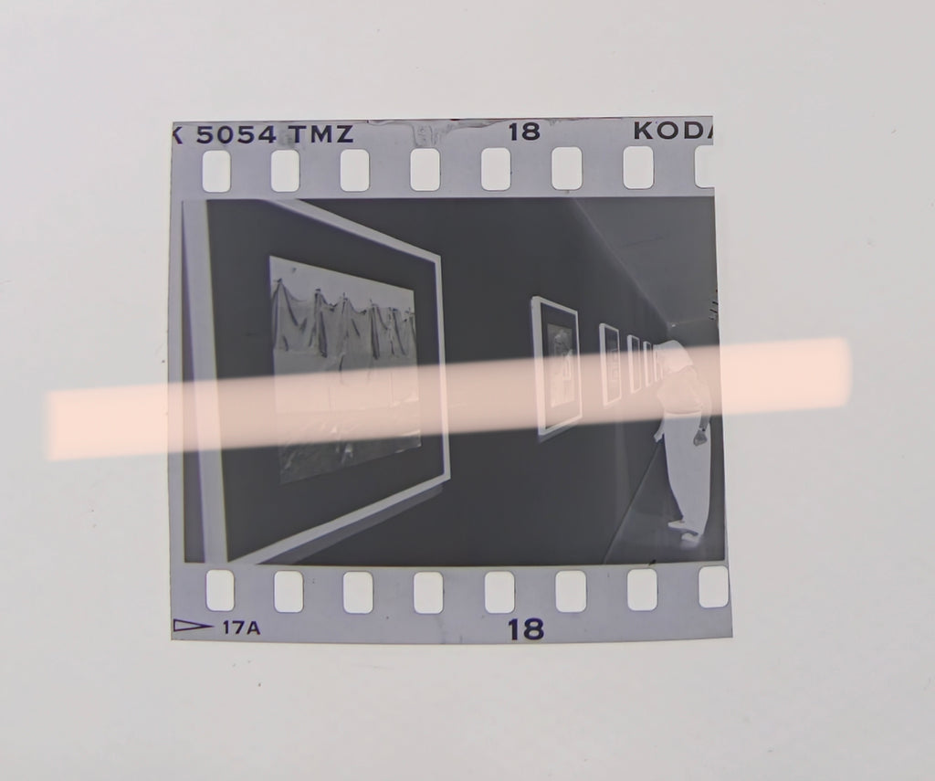 Negativo fotográfico original fotógrafo Joaquim Gomis gran fotografía y perspectiva de sala IVAM Valencia 1997 35mm film Rare
