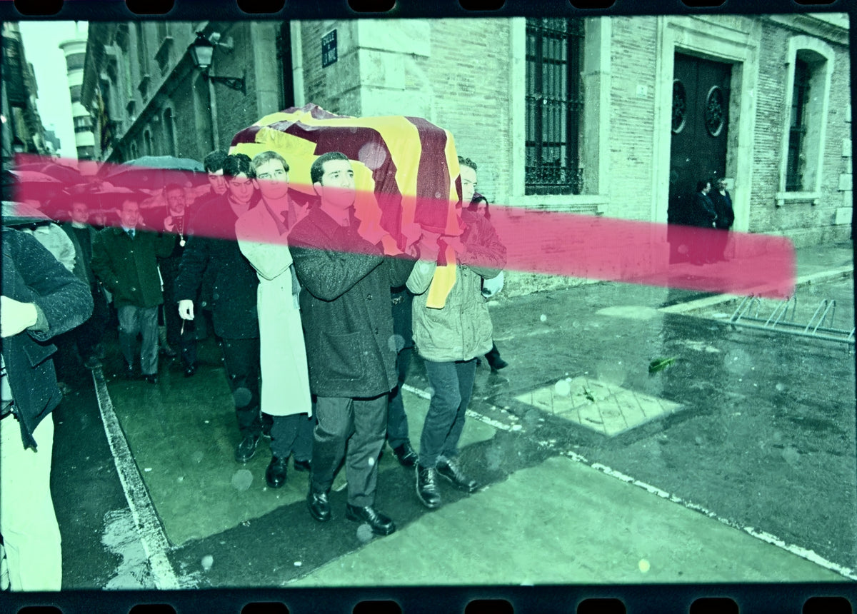 Negativo fotográfico original Enric Valor escritor y lingüista cortejo fúnebre bajo la lluvia Valencia 2000 35mm film Rare