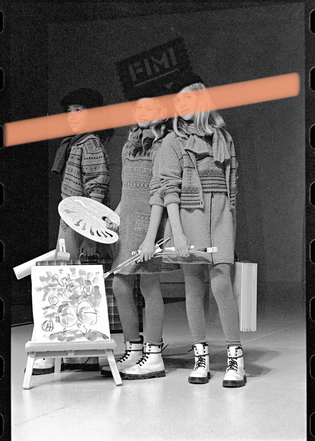 Negativo fotográfico original niñas con pinceles y paleta en pasarela moda infantil FIMI Valencia 1996 35mm film Rare
