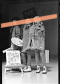Negativo fotográfico original niñas con pinceles y paleta en pasarela moda infantil FIMI Valencia 1996 35mm film Rare