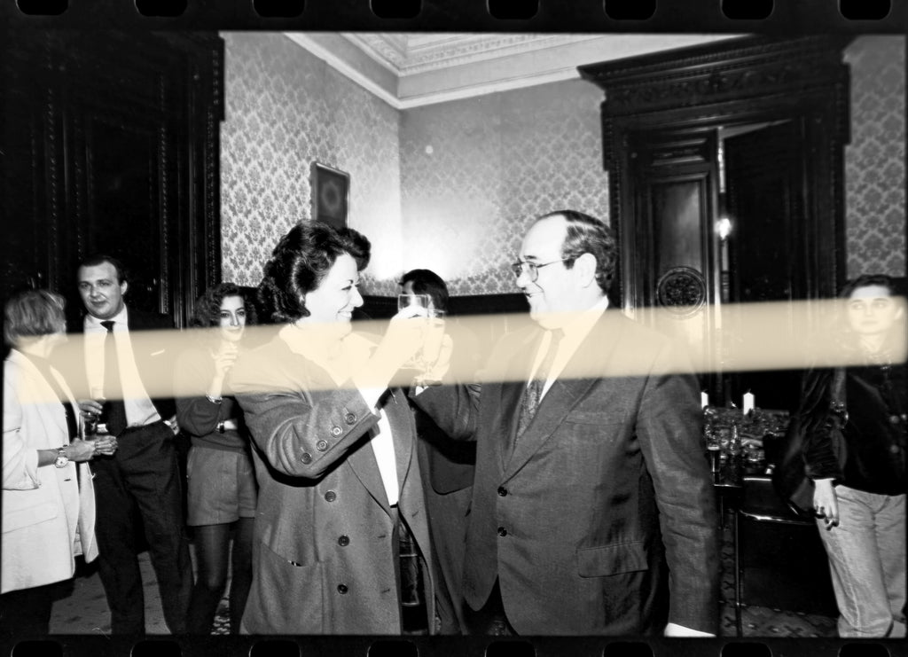 Original photographic negative of Rita Barberá and Vicente González Lizondo toasting face-to-face at the Valencia Mayor's Office 1991 35mm film Rare