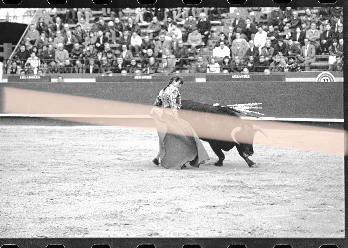 Negativo fotográfico original Cristina Sánchez novillera toreando al toro ante los tendidos Feria de Fallas Valencia 1992 35mm film Rare