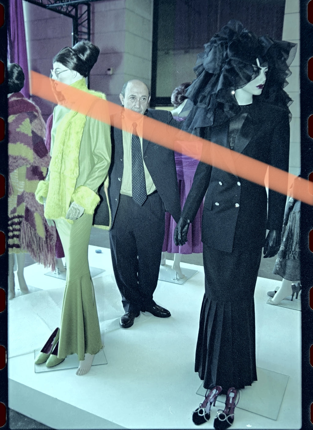 Originales Foto-Negativ Francis Montesinos zwischen Kleidern der Balenciaga-Ausstellung IVAM Valencia 2002 35mm Film Rar