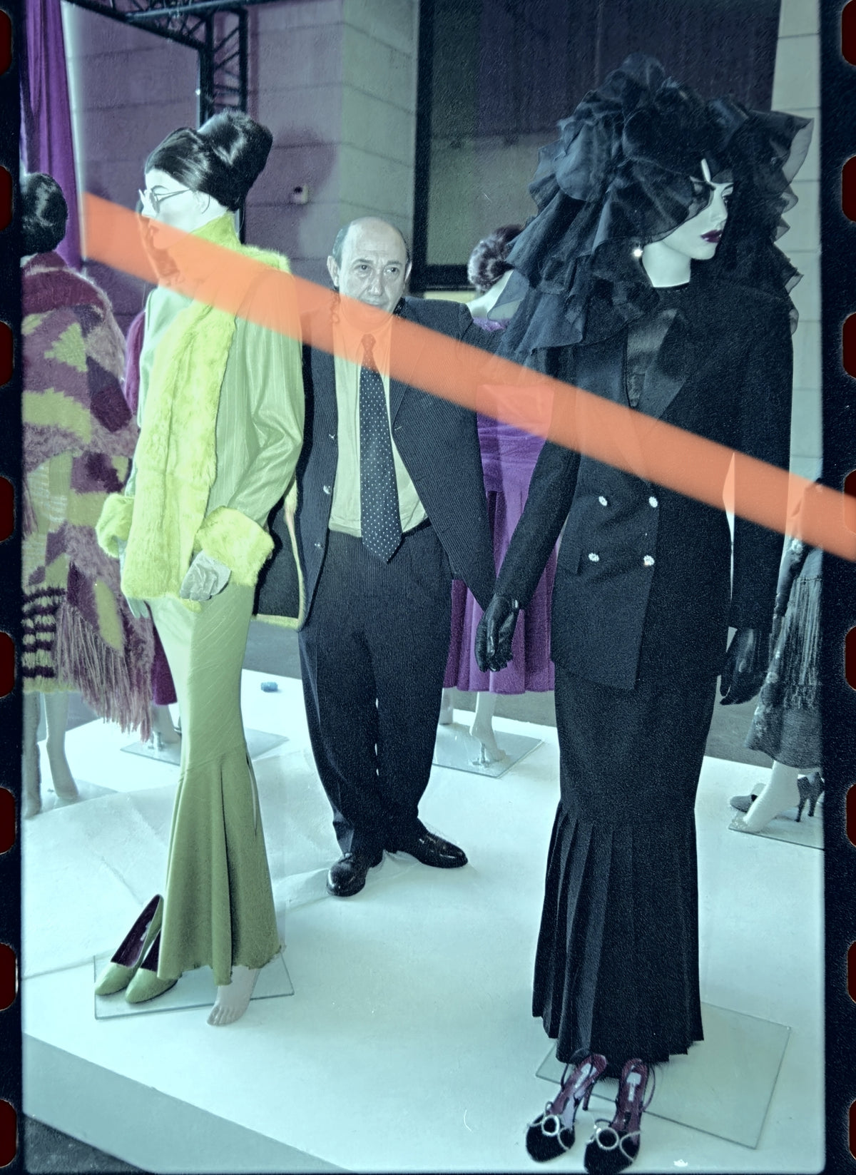 Originales Foto-Negativ Francis Montesinos zwischen Kleidern der Balenciaga-Ausstellung IVAM Valencia 2002 35mm Film Rar