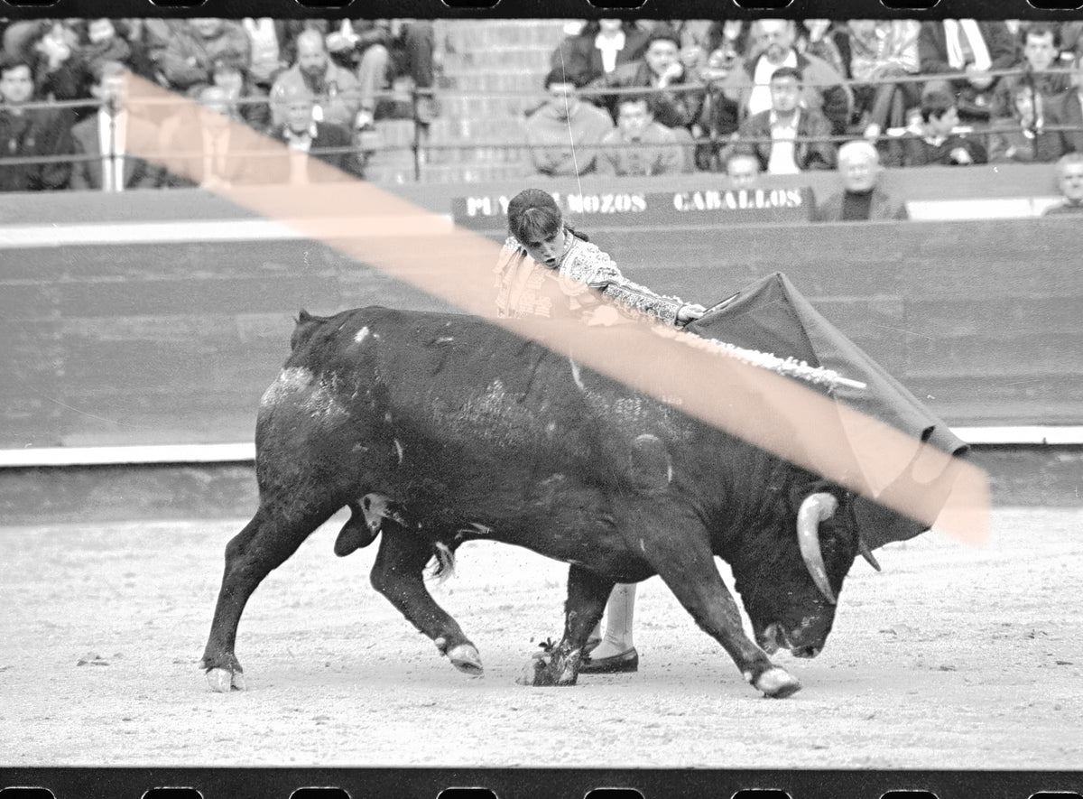 Negativo fotográfico original Cristina Sánchez novillera dando un pase al toro de perfil Feria de Fallas Valencia 1992 35mm film Rare