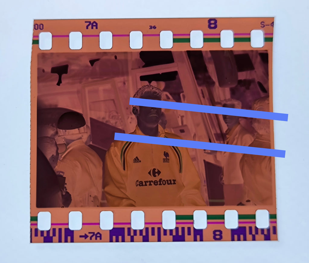 Negativo fotográfico original Futbolista francés concentración con la selección francesa Futbol 35mm film Rare