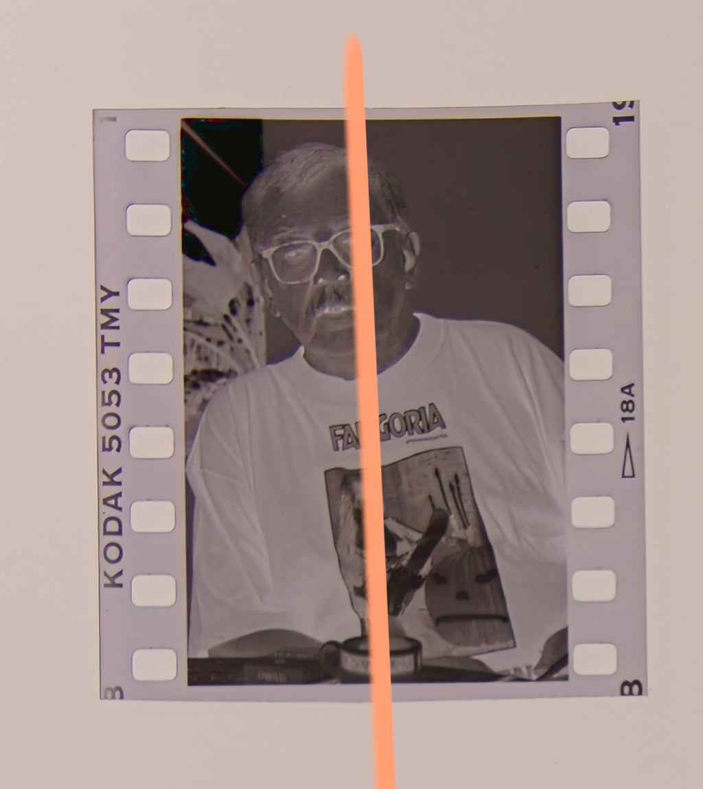 Originales Foto-Negativ Jesús Franco Filmregisseur mit Fangoria T-Shirt Valencia 1996 35mm Film Selten