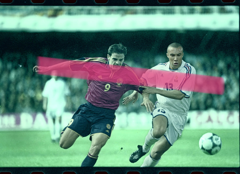 Originales Foto Negativ Fernando Morientes und Mikaël Silvestre Auswahlmannschaften Spanien Frankreich Fußball Kampf um den Ballbesitz Mestalla 2001 35mm Film Selten