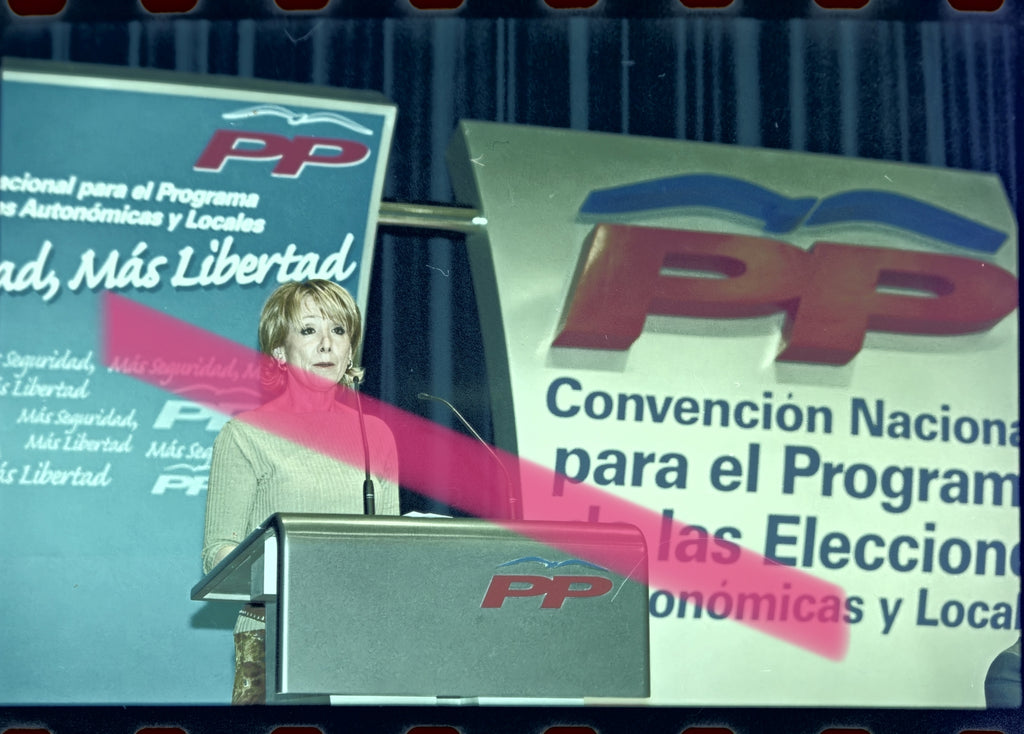 Negativo fotográfico original Esperanza Aguirre interviniendo Convención Nacional PP Valencia 2002 35mm film Rare