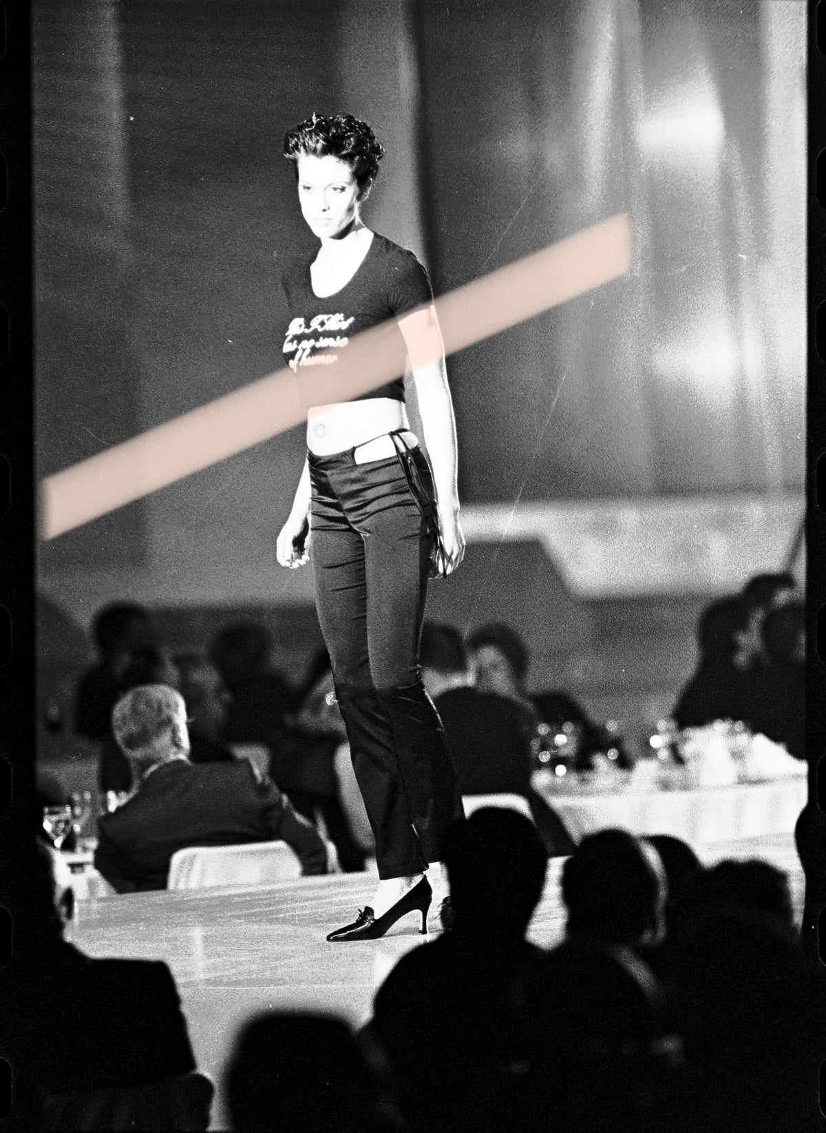 Originales Fotonegativ eines Models im bauchfreien T-Shirt mit kursiver Aufschrift „Premios Nova Valencia 1997“, 35mm-Film, selten.