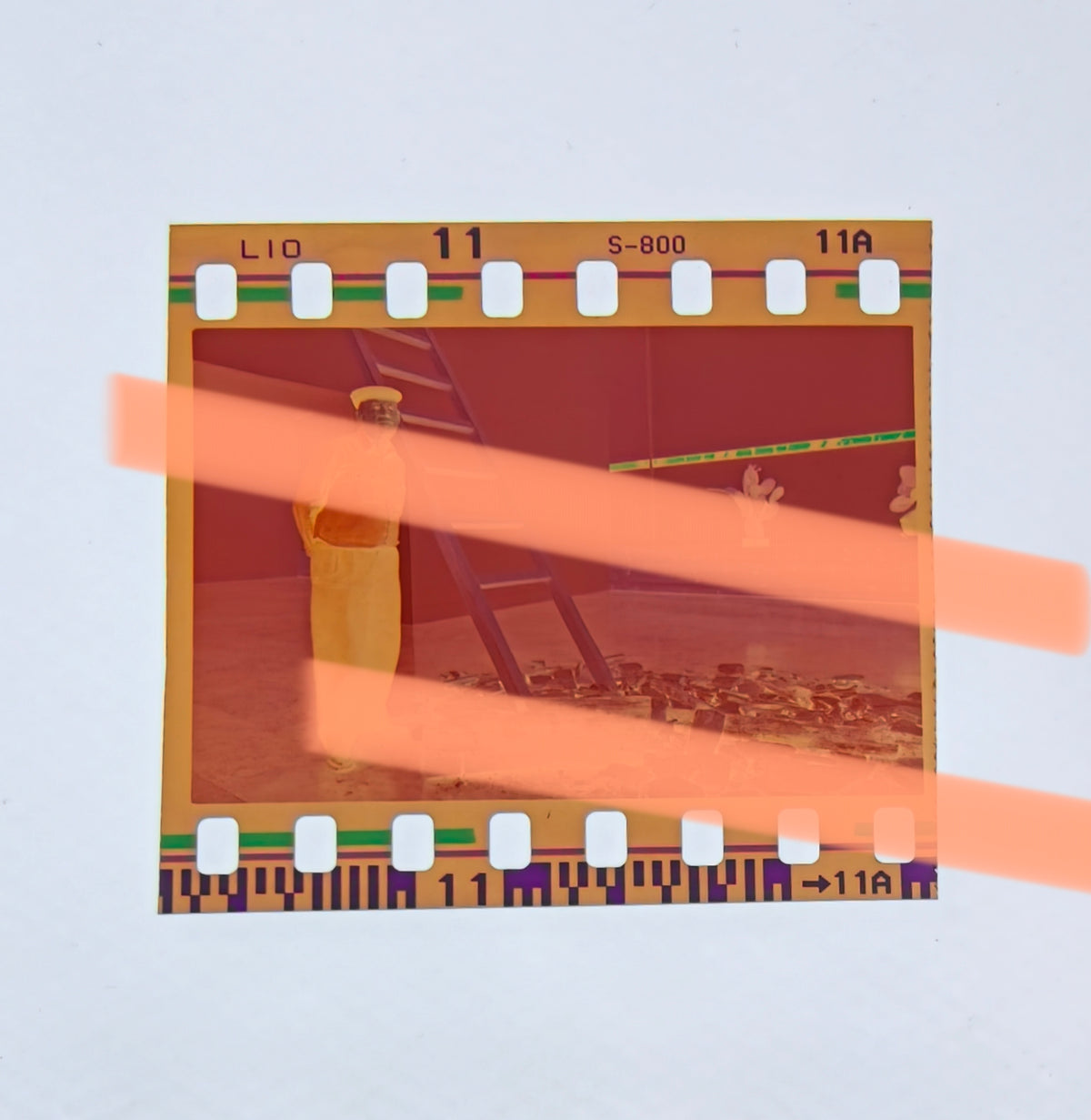Original-Fotoabzug Dani Karavan, Bildhauer, an der Treppe der Installation „Walls“, IVAM Valencia 2002, 35mm-Film, selten