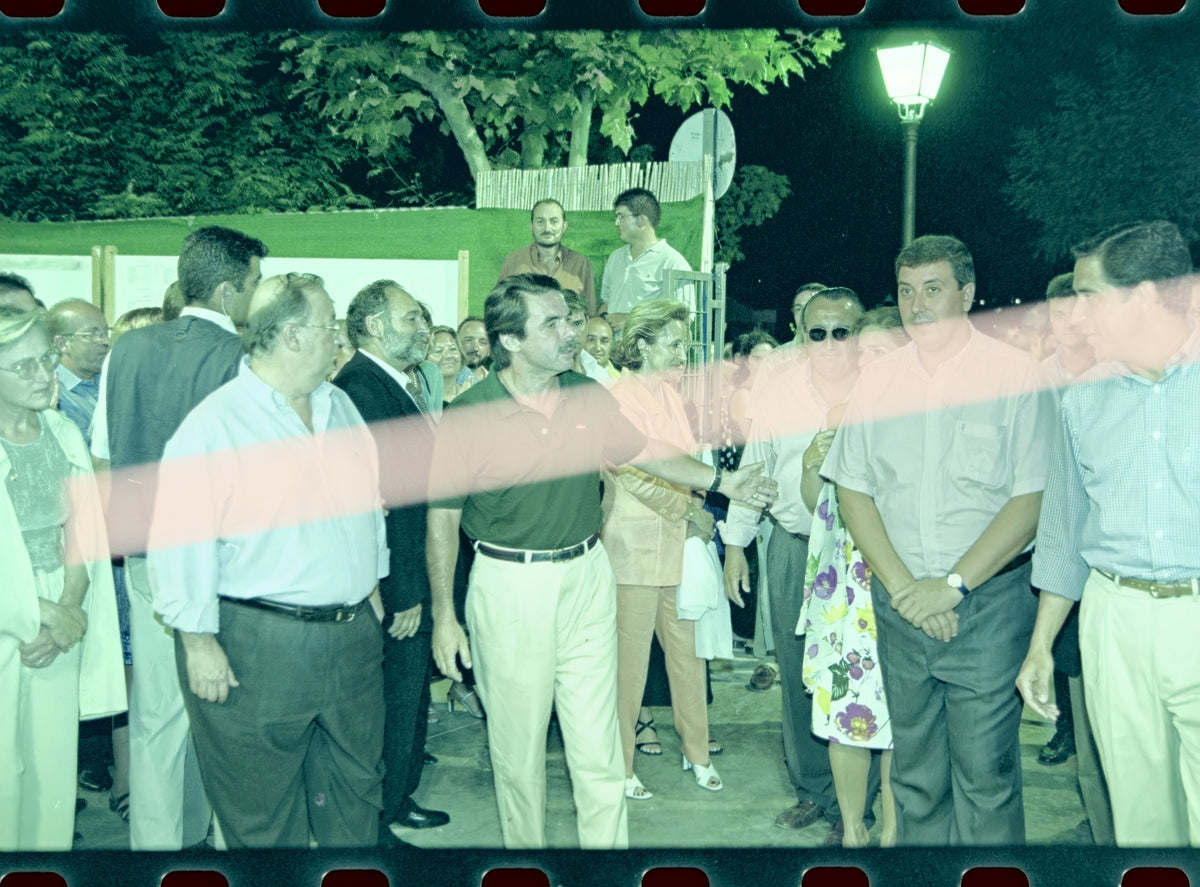 Negativo fotográfico original José María Aznar presidente del Gobierno entre asistentes cena de l’Alcora Castellón 1999 35mm film Rare