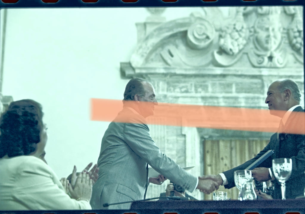 Originales Fotonegative Óscar de la Renta, Modedesigner, erhält die Medaille von Juan Carlos I. Valencia 2000 35-mm-Film Selten